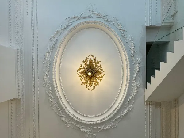 Menchior-rénovation-moulure-rosace-médaillon-plafond